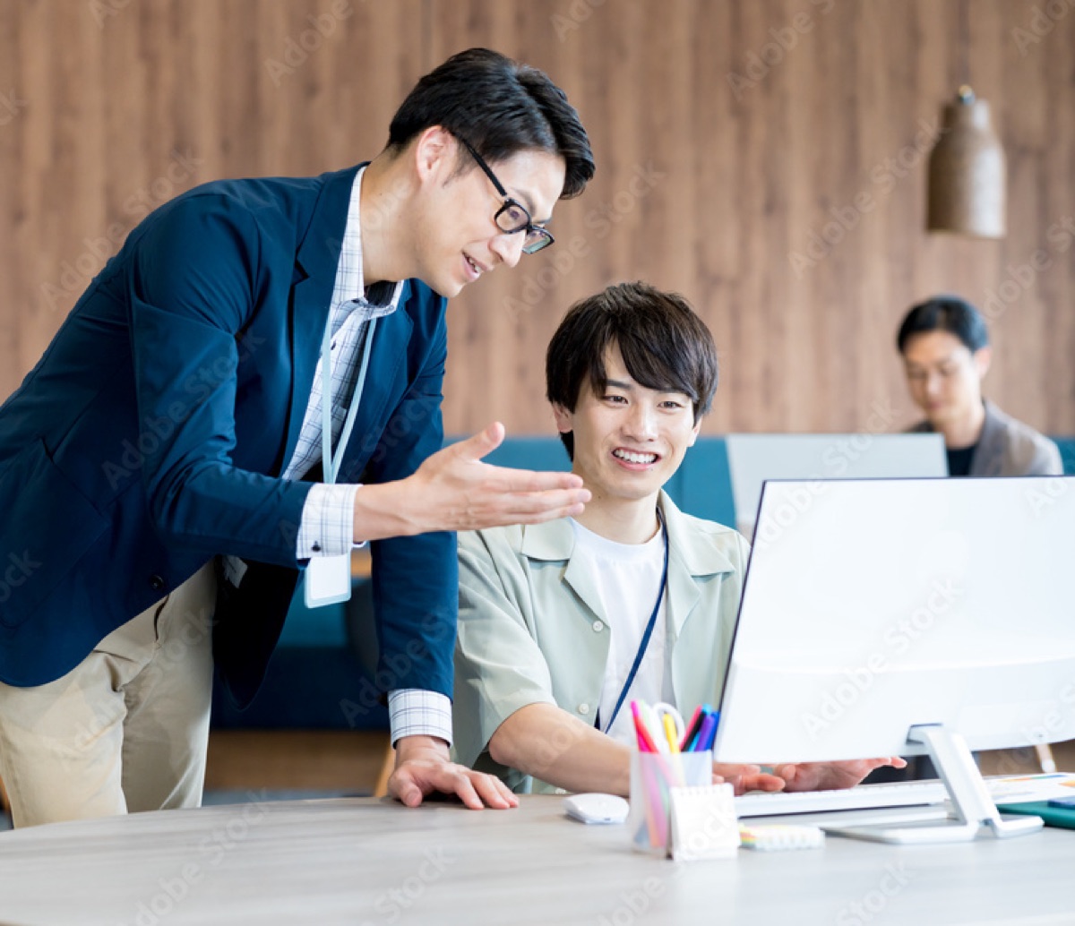 窓辺で語り合うスタッフと利用者