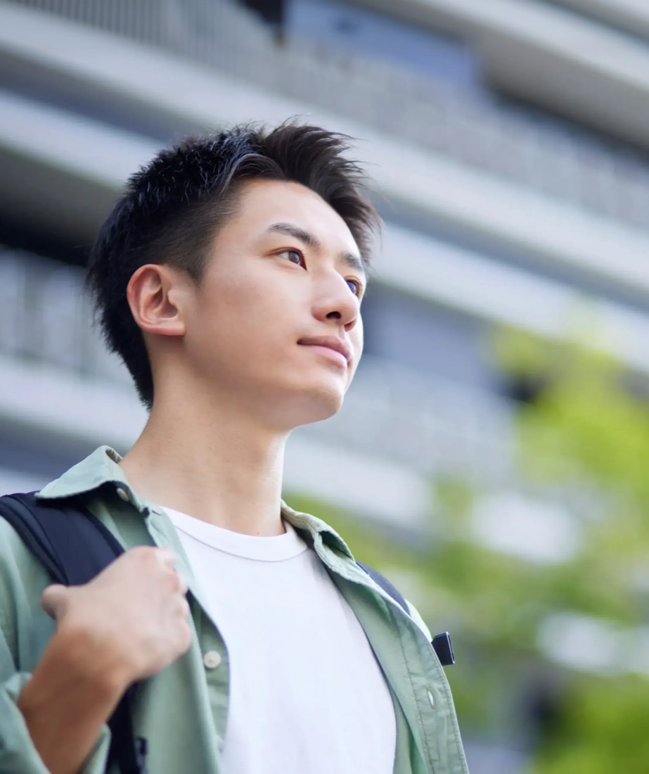 前を見つめて歩く若者